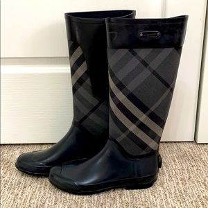 Burberry rain boots 🌧